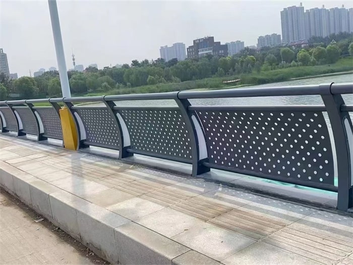 燈光護(hù)欄